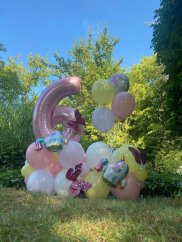 Číslo na velkém balónkovém podstavci - více zdobené